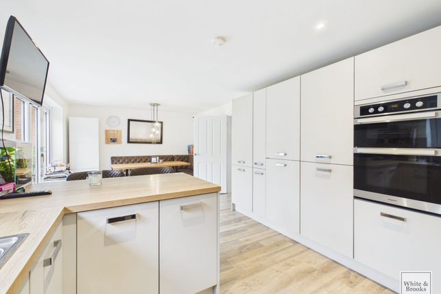 27 Linseed Way, Arundel photo 2