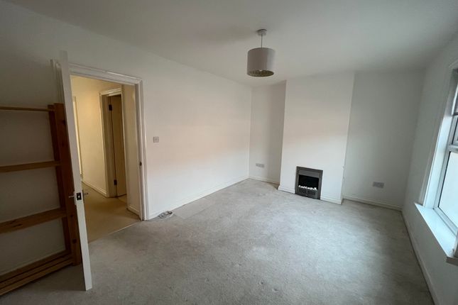 Flat to rent in Cromwell Road, Yeovil