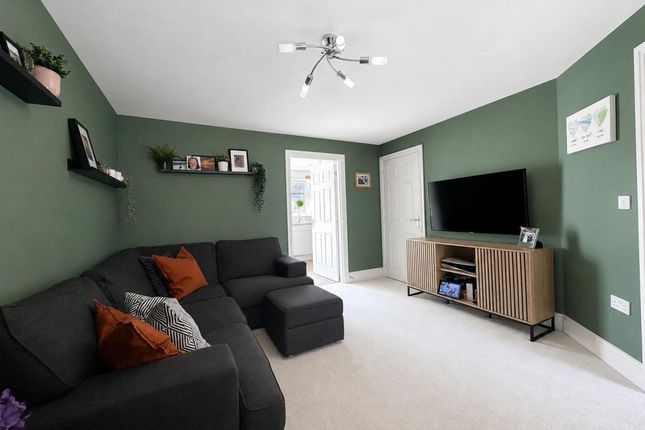 29 Harmony Road, Horley photo 3