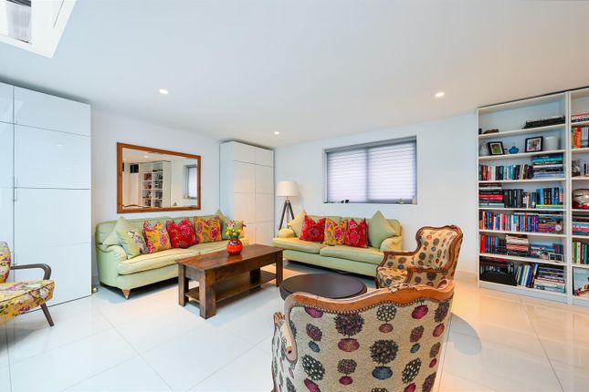One B, West Hampstead Mews, London photo 3
