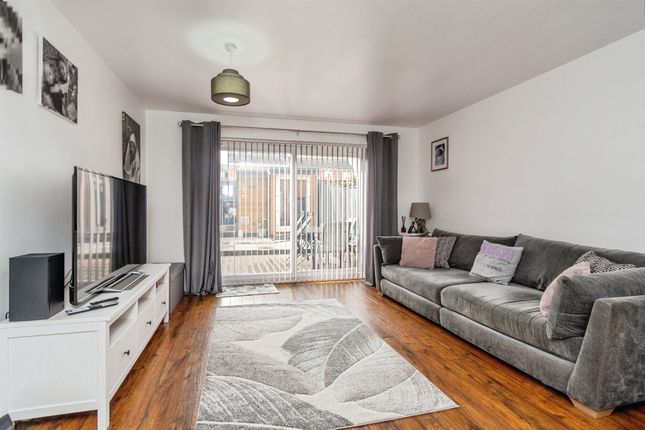 4, Richard Wattis Drive, Wednesbury photo 2