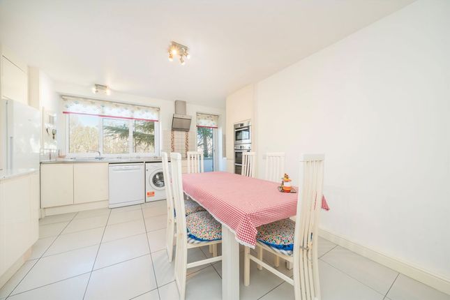Flat 3, Goodwood House, Heathfield Terrace, London photo 4