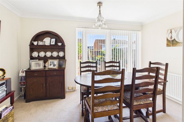 18, Terncliff, Swindon photo 3