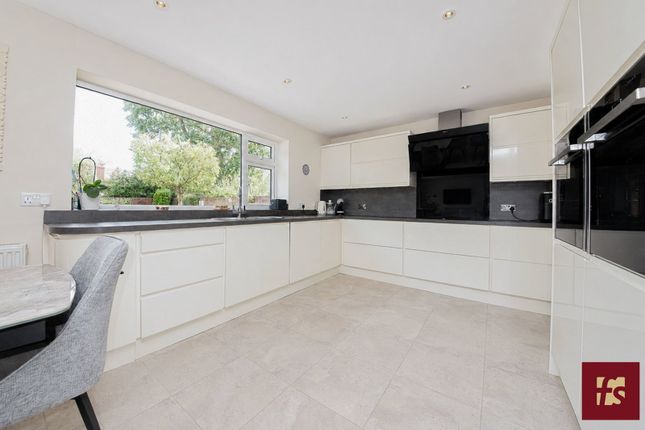 2, Hillary Drive, Crowthorne photo 4