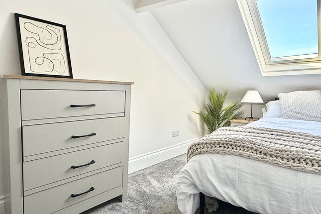 Room 5, 196, Sherborne Road, Somerset photo 2