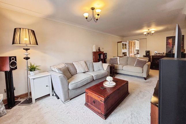 19, Harlech Way, Burton-on-Trent photo 3