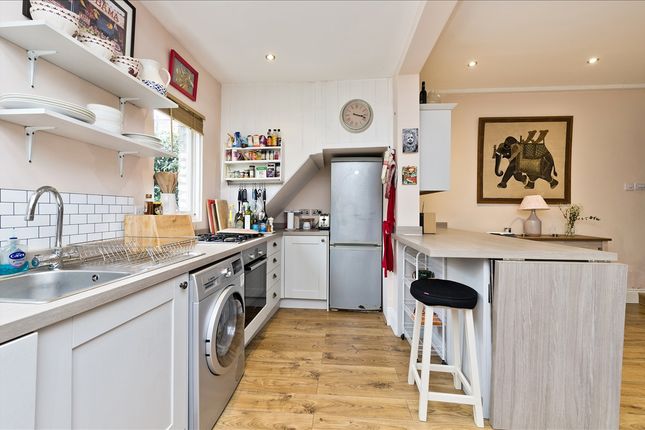 Flat for sale in Willow Vale, London