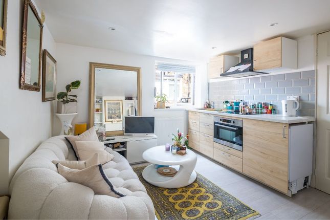 Flat B, 446 Streatham High Road, London photo 4