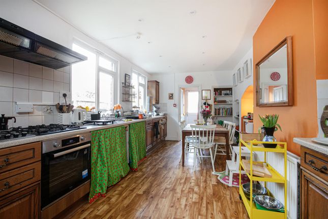 104, Grove Park, London photo 4