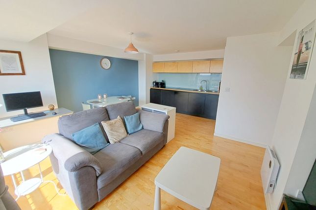 Flat to rent in The Avenue, Leeds