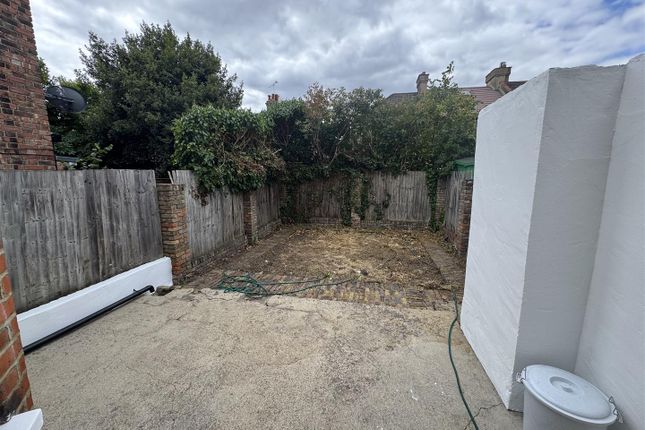 25, Leith Road, Wood Green photo 4