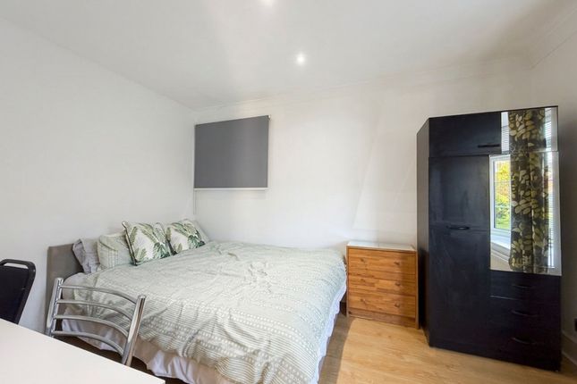 Studio house on Room 5, 21 Belgrave Mews, Uxbridge, £875/mo