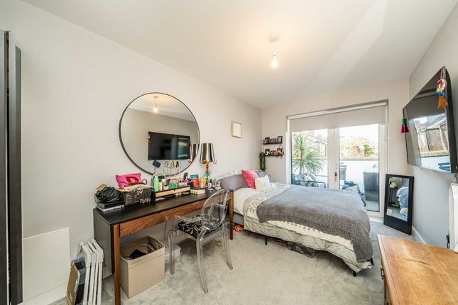 Flat for sale in Kilburn Lane, London