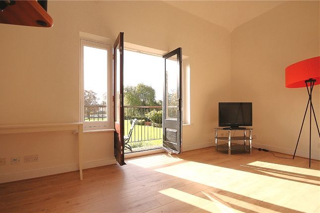 Flat 12 Wraysbury Hall,, Ferry Lane, Staines-upon-Thames photo 3