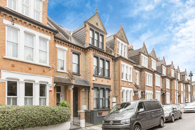 Flat to rent in Marney Road, Clapham Common