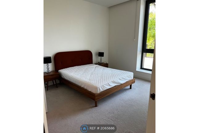 Flat to rent in Wood Crescent, London