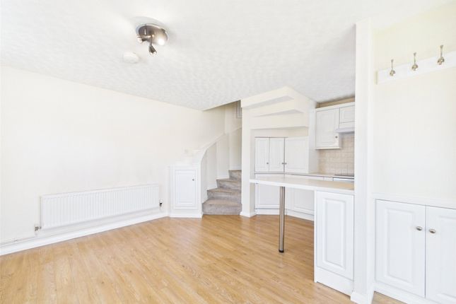 1, Harris Close, Gloucester photo 3