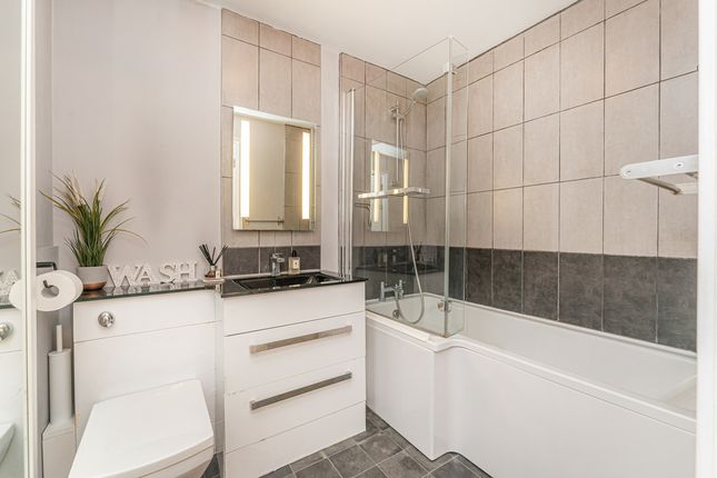 Flat for sale in Westferry Road, London