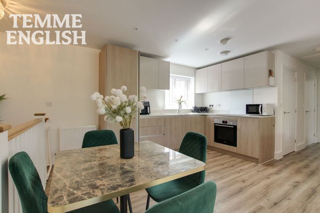 13 Flemings Farm Close, Wickford photo 2