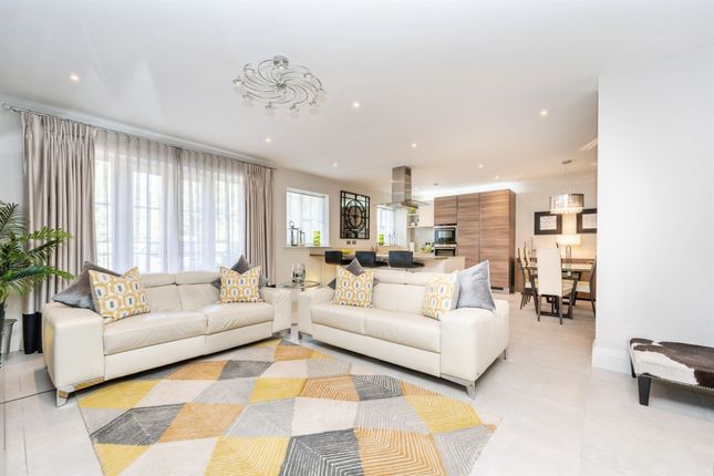 Flat 3, Saxby Court, 128, Aldenham Road, Bushey photo 4
