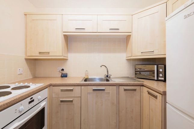 6, Holly Court, Leatherhead photo 4