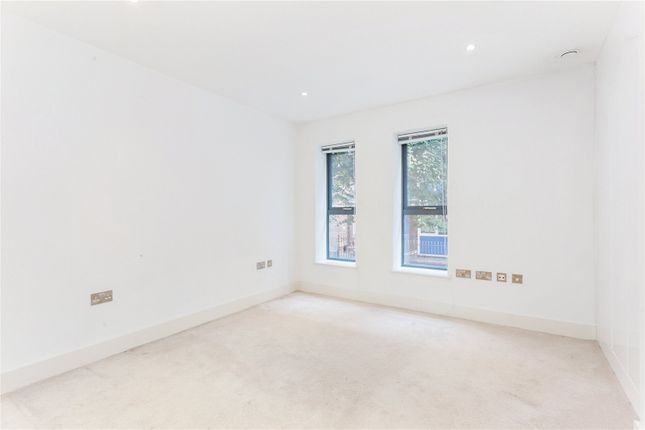 Flat to rent in Whiston Road, Hackney, London