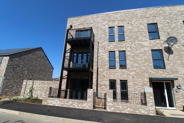2-bed flat on Cambridge Cambridgeshire, Cambourne, £1,375/mo