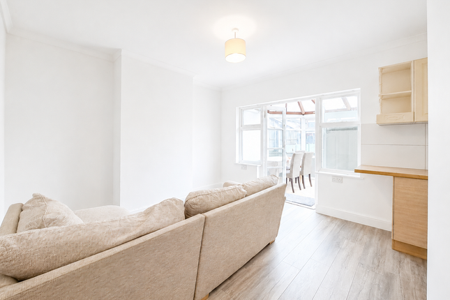 30, Pinglestone Close, West Drayton photo 4
