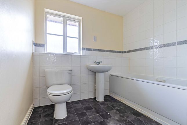 27, Armstrong Close, Borehamwood photo 4