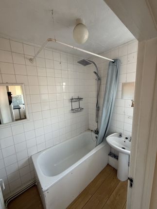 11b, Wood Court, Guildford photo 5