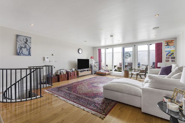 Flat Flat 2 Castle Court, 1, Brewhouse Lane, London photo 2