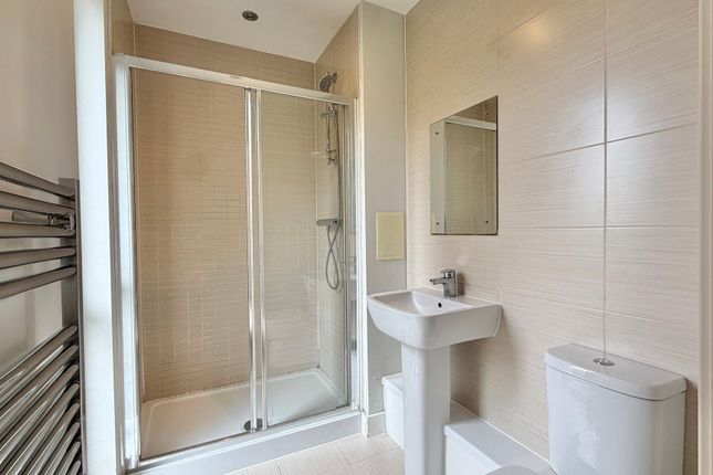 Flat 7, Chronicle Avenue, London photo 4