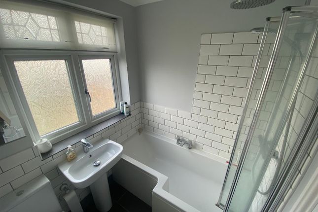 2, Berkeley Avenue, Romford photo 3
