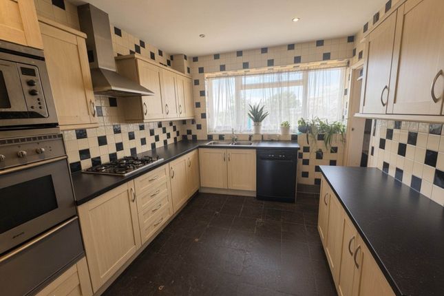 16, Knowl Park, Borehamwood photo 2