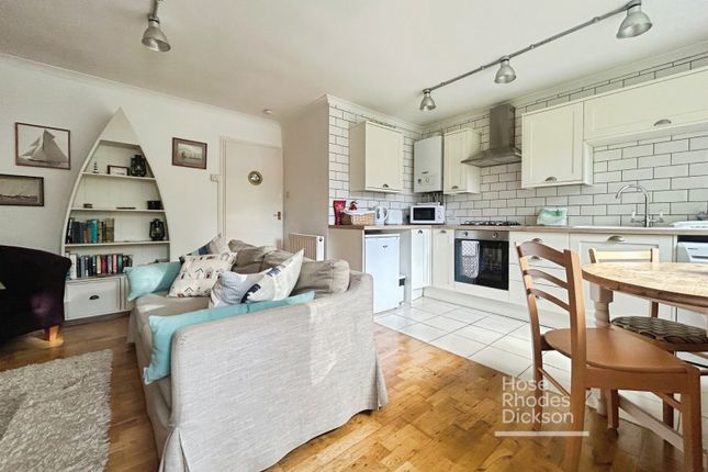 Willow Cabin, 159, Gurnard Pines, Cowes photo 2