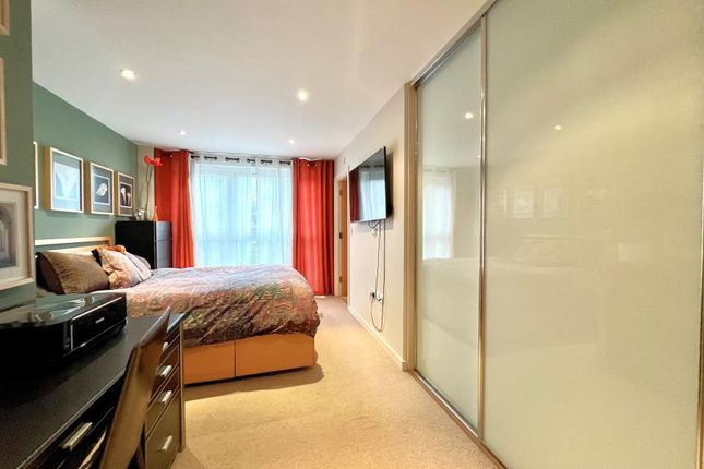 Flat to rent in Constitution Hill, Woking