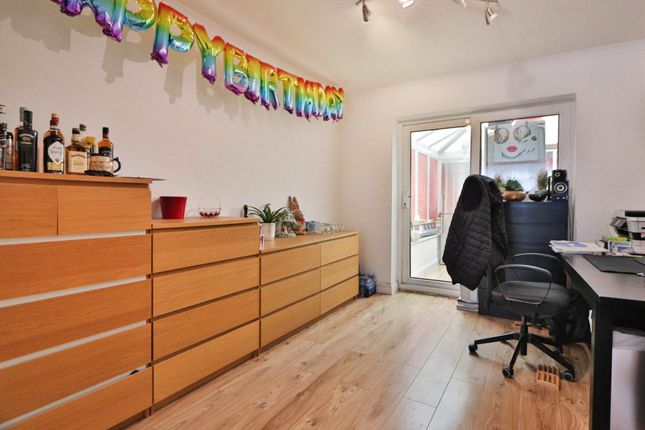 23, Peel Way, Uxbridge photo 3