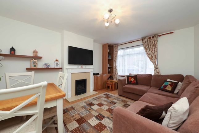 43, Ellement Close, Pinner photo 2