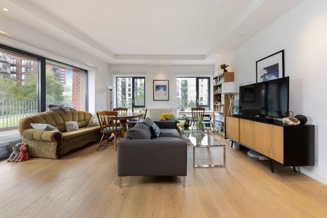 Flat for sale in Java House, 15 Botanic Square, London
