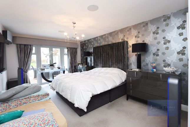 Flat for sale in Manor Road, Chigwell