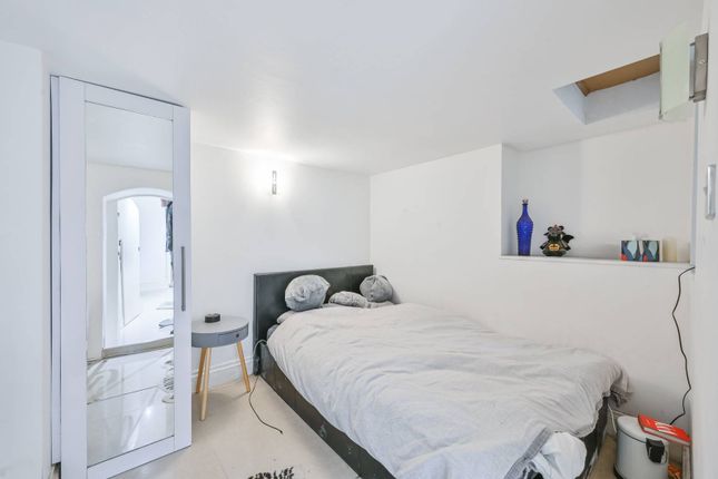 Flat for sale in Old Gloucester Street, Holborn, London