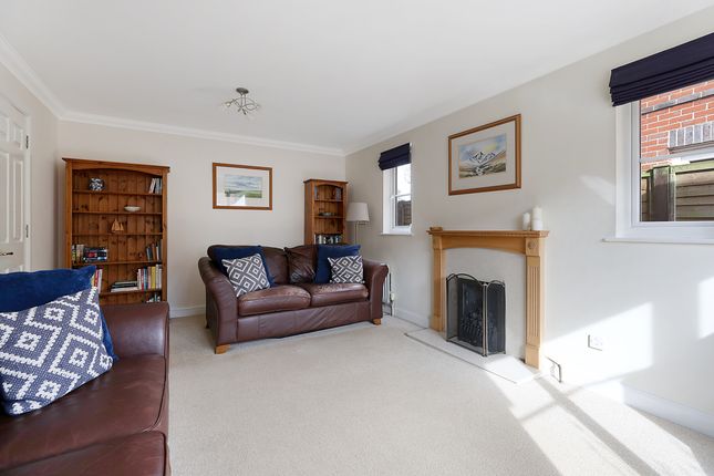 6, Clifton Close, Surrey photo 3
