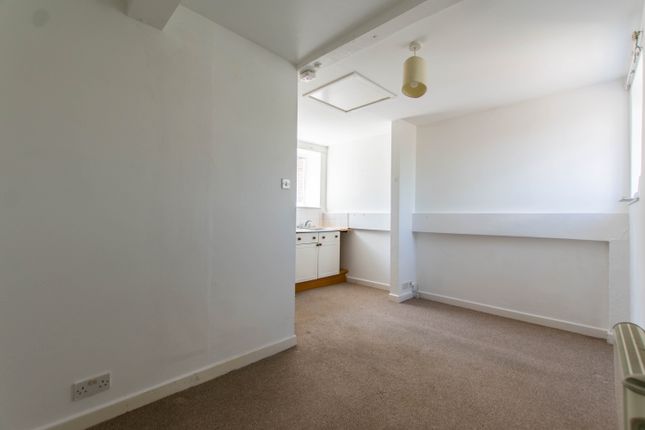 Flat 3 Rose Garden, Whaddon Drive, Cheltenham photo 3