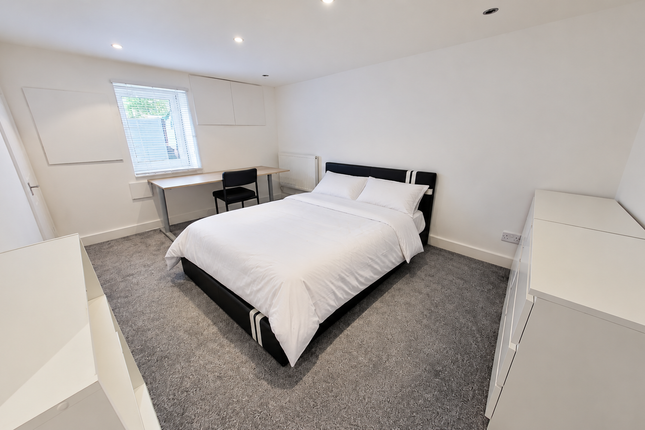 12 Royal Park View, Leeds photo 4