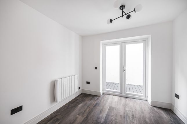 Flat to rent in Millers Terrace, London