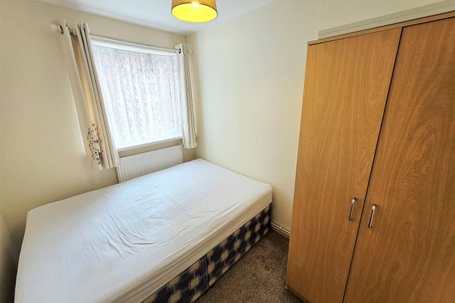 17, Huxley Close, Northolt photo 4