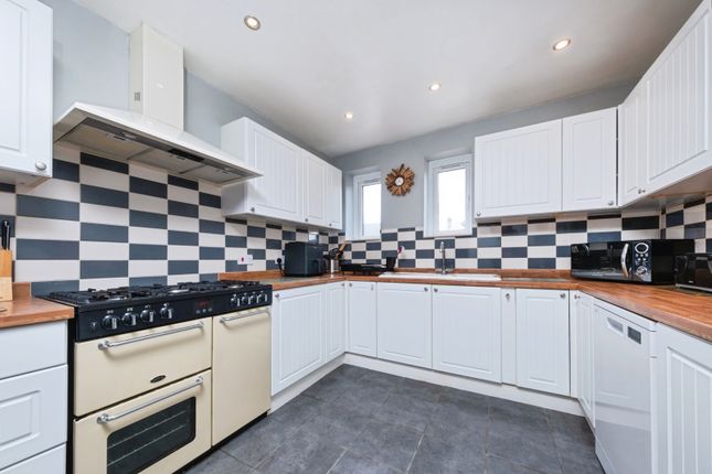 16, Springfield Avenue, Oxfordshire photo 2