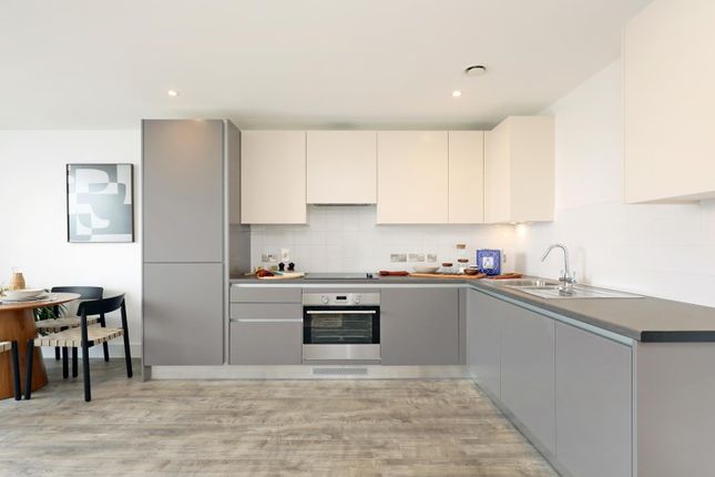 Flat to rent in Hoopers Mews, Acton