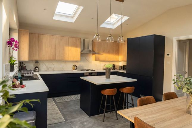 82, Sturgess Avenue, London photo 2