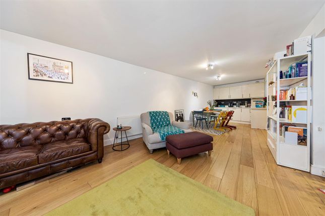 Flat for sale in Big Hill, London